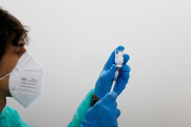 In Puglia si vaccina anche di notte. Nel weekend somministrazioni dalle 20 a mezzanotte per la fascia 12-19 anni