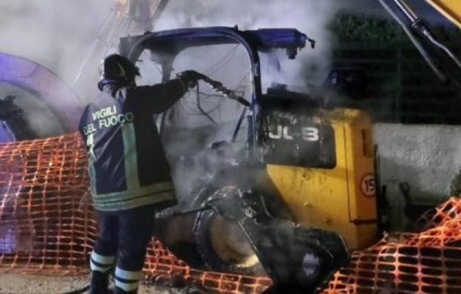 Veglie, a fuoco un mezzo utilizzato nel cantiere dell’Acquedotto pugliese