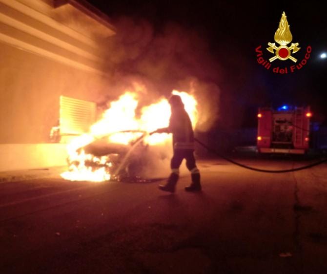 Corigliano d’Otranto, a fuoco l’auto di un imprenditore