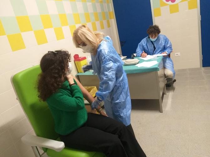 Vaccini anticovid, via alle somministrazioni notturne per i giovani: 8mila le prenotazioni