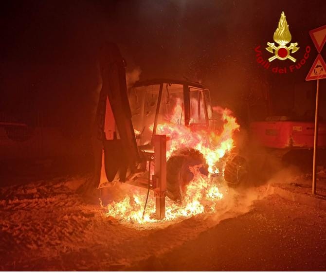 Acquarica del Capo, a fuoco una motopala. Danneggiato anche un escavatore, si indaga sulle cause