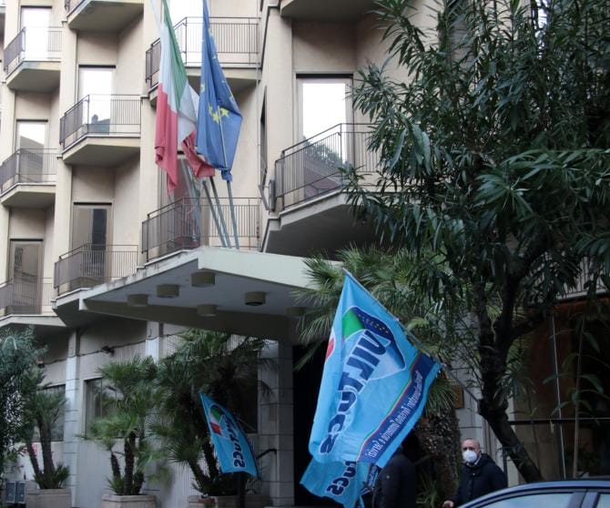 Bari, Palace Hotel occupato. Lavoratori in «assemblea permanente» – VIDEO