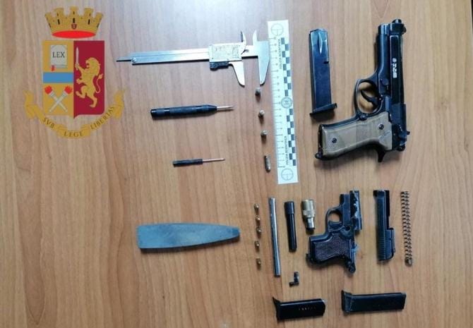 Taranto, armi giocattolo trasformate in vere pistole: arrestato un 30enne
