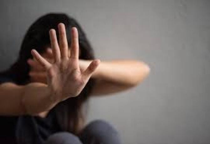 Il padre la obbliga all’incesto mentre la matrigna registra tutto