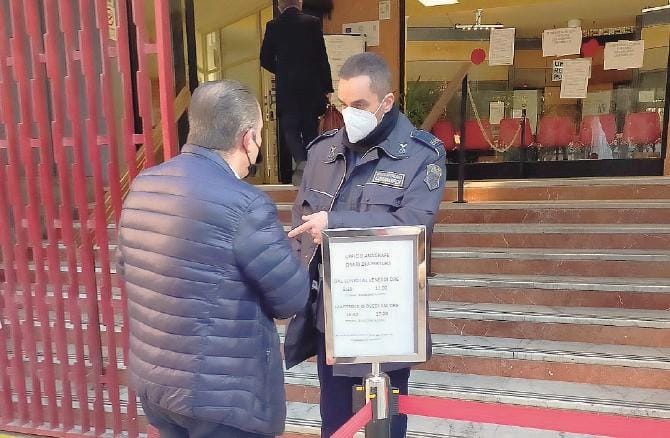 No al super green pass: professore senza cure