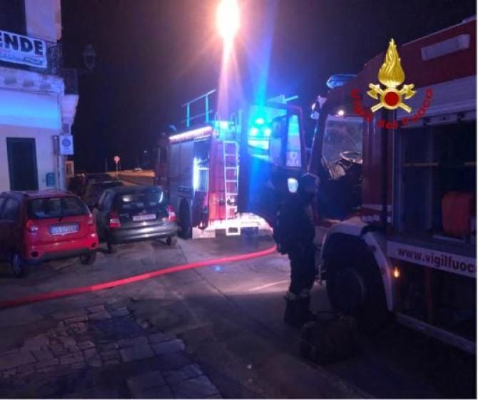 Gallipoli, fiamme in casa e un’intera famiglia intrappolata sul balcone Gallipoli, fiamme in casa e un’intera famiglia intrappolata sul balcone