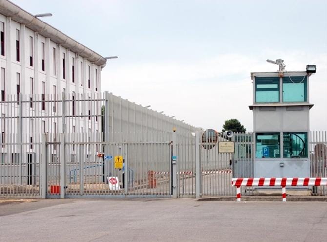 Taranto, detenuto minaccia e aggredisce un ispettore di polizia costretto alle cure del pronto soccorso Taranto, detenuto minaccia e aggredisce un ispettore di polizia costretto alle cure del pronto soccorso