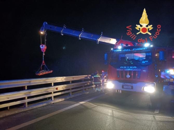 Perde il controllo dell’auto e finisce in una scarpata: morti tre giovani nel materano