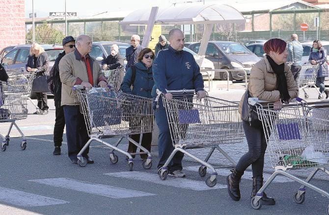 Covid: «Spesa senza green pass»