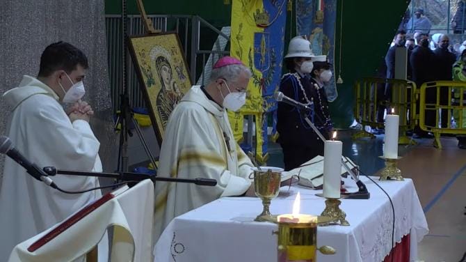 A Pisticci i funerali dei tre ventenni morti nell’incidente di venerdì. Il vescovo: «Dolore ci renda più responsabili»