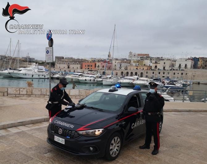Bisceglie, tenta di investire tre persone con l’auto e ne ferisce una con una spada: 44enne in carcere