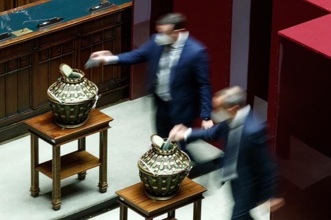 Verso il Colle. Draghi resta in pole position
