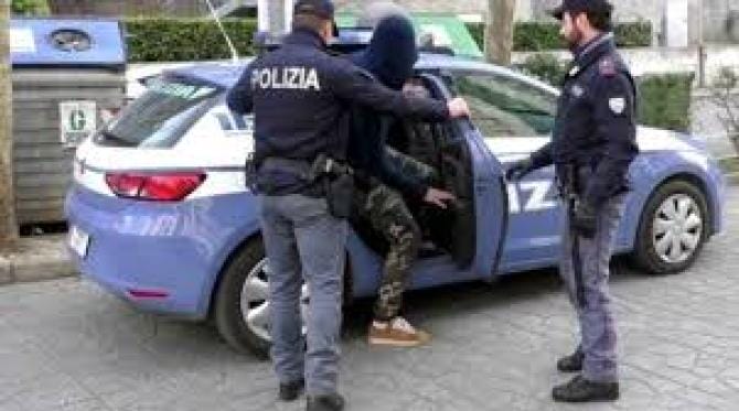 Barletta: botte e minacce al titolare del bar che frequentavano. Arrestati due fratelli