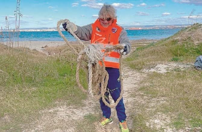 Raccolta di rifiuti e plastica sulle spiagge di San Vito