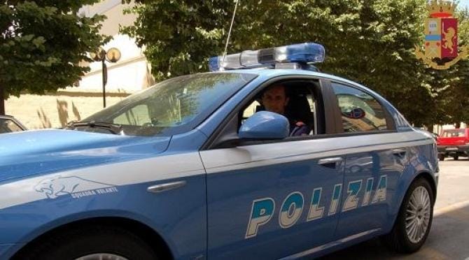 Melfi, scaraventa giù dal balcone una donna: 35enne arrestato