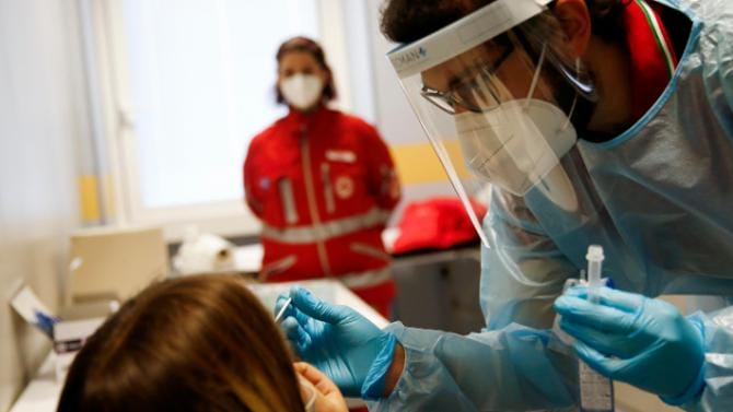 Covid, 9 morti e 8.117 nuovi casi in Puglia. Tasso di positività al 18.7%