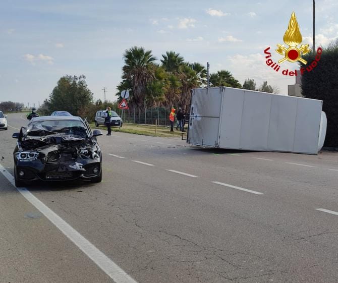 Veglie, autocarro si ribalta dopo impatto con auto. Feriti i conducenti