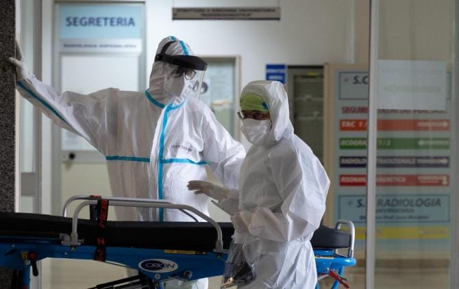 Covid, 17 decessi oggi in Puglia. I nuovi casi sono 2.638, ricoveri in lieve calo