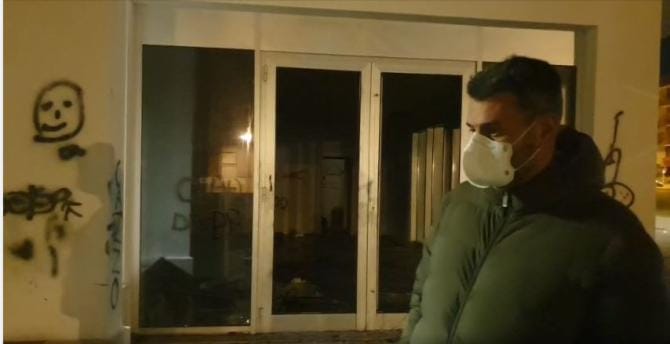Decaro dopo l’incendio di via Siponto: «Solo frequentando i luoghi sconfiggiamo il vandalismo»