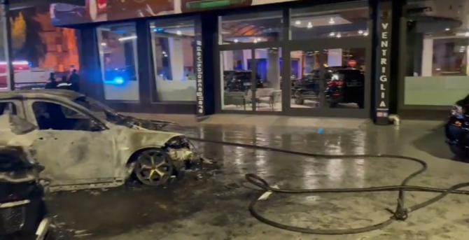 Taranto, auto a fuoco davanti a concessionaria dove sono stati feriti due poliziotti. L’incendio sarebbe doloso