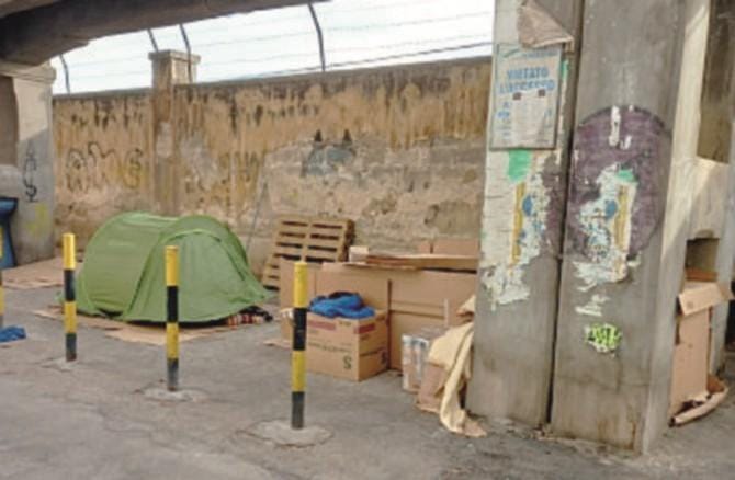 Bari, tra tende e cartoni il corso è un dormitorio