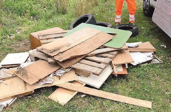 Capurso, rifiuti edili abbandonati nelle campagne: «Illegalità su illegalità»
