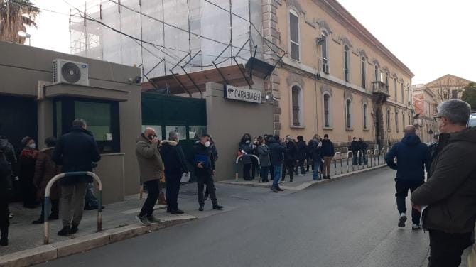 Bari,  cinquanta “no green pass” in coda in via Tanzi per denunciare Draghi