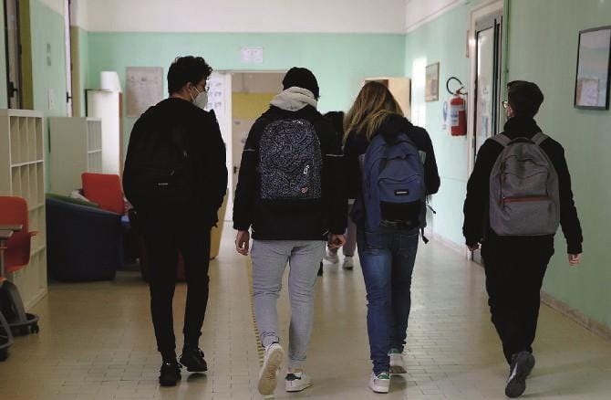 Covid, novità per scuole e green pass