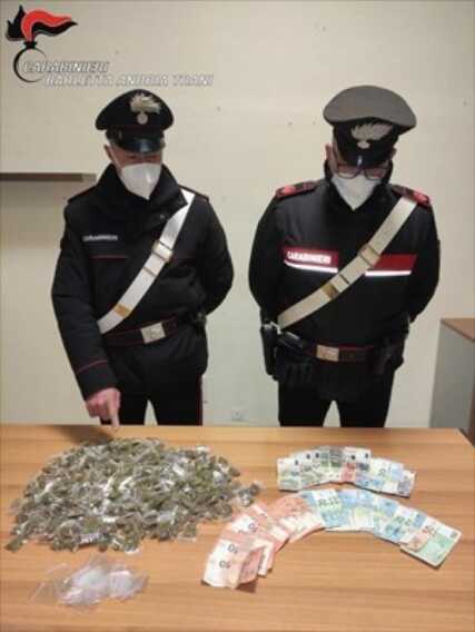 Nascondeva 227 dosi di marijuana nell’armadio della cameretta, arrestato 16enne a Barletta