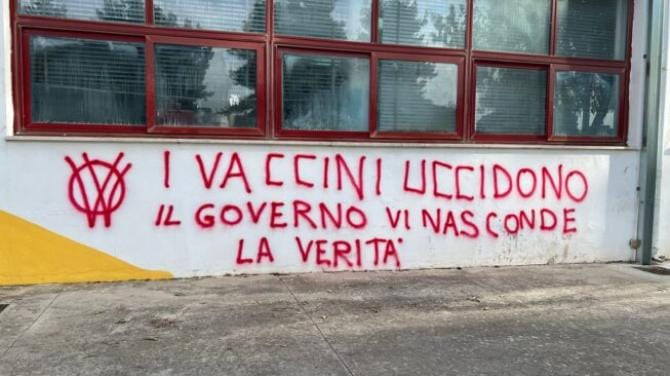 Scritte “no vax” sui muri delle scuole: «Inaccettabili, chi imbratta paghi i danni»