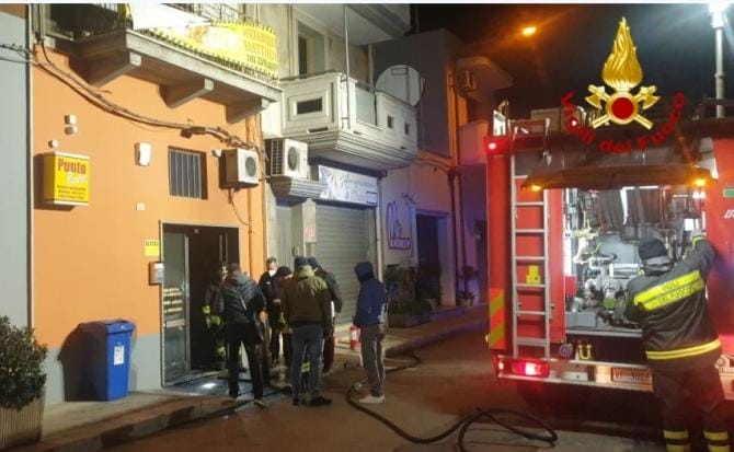 San Vito dei Normanni, incendiato l’ingresso di un negozio. Trovate tracce di liquido infiammabile