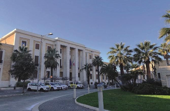 Non diagnosticarono la frattura di due vertebre, anziana morta dopo l’operazione. Quattro medici indagati