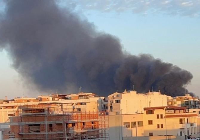 Andria, fiamme in un deposito di mezzi e materiali sulla tangenziale. Ingenti i danni