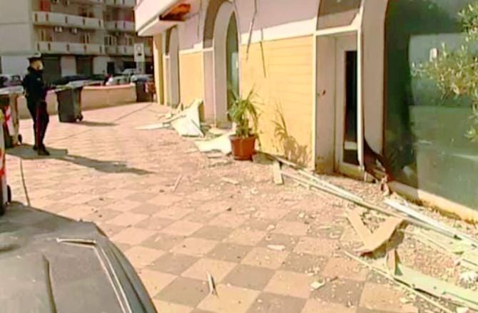 Tornano i fantasmi del racket a Modugno: due 50enni arrestati per la bomba carta contro un negozio