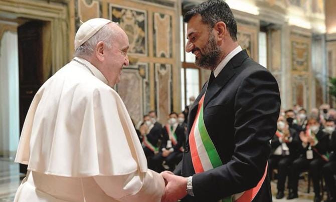 Papa Francesco accoglie i sindaci guidati da Decaro: «Investite nella bellezza»