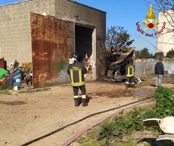 Fiamme in un deposito di mezzi agricoli a Cavallino: intervengono i vigili del fuoco. Danni contenuti