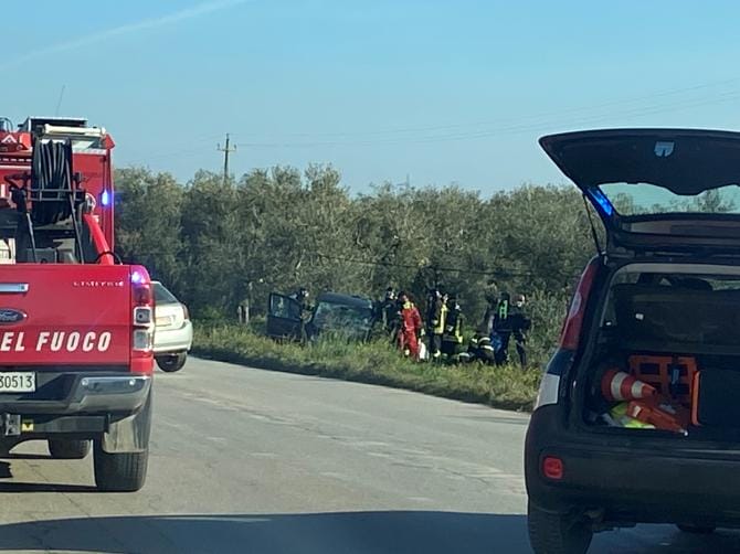Frontale tra due auto sulla provinciale Andria-Bisceglie: grave una persona