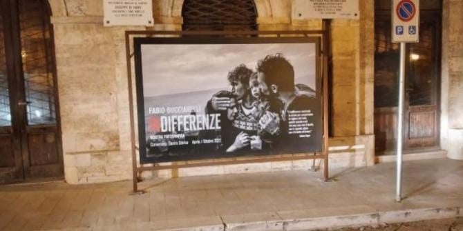 Conversano, una grande foto in piazza XX Settembre annuncia la mostra di Fabio Bucciarelli