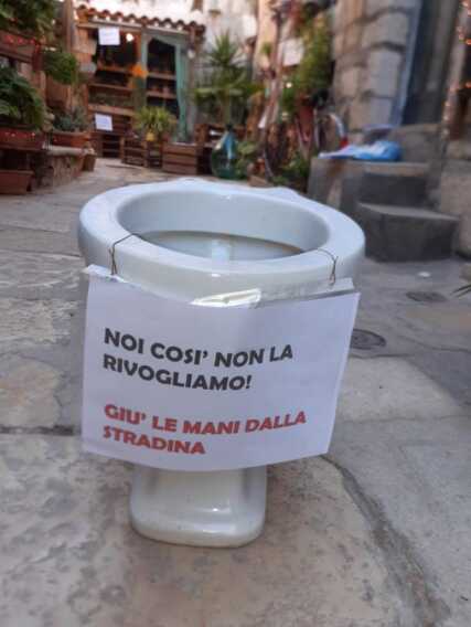Andria, polemica dopo la multa all’artista della strada più piccola: «Manca ancora il regolamento sull’arredo»