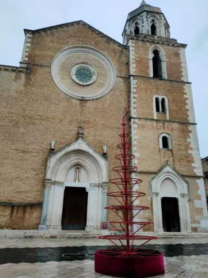 Per San Valentino a Lucera l’albero di Natale diventa simbolo dell’amore