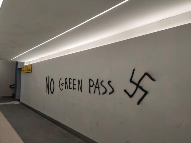 Scritte “no green pass” e simboli nazisti a Bisceglie. Il sindaco: «Atto inqualificabile e vergognoso»