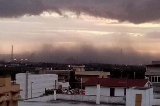 Una gigantesca nube rossastra si è abbattuta sulla città: a Taranto il terzo wind day di fila