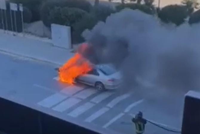 Bari, auto in fiamme davanti a Pane e Pomodoro. Intervengono i vigili del fuoco