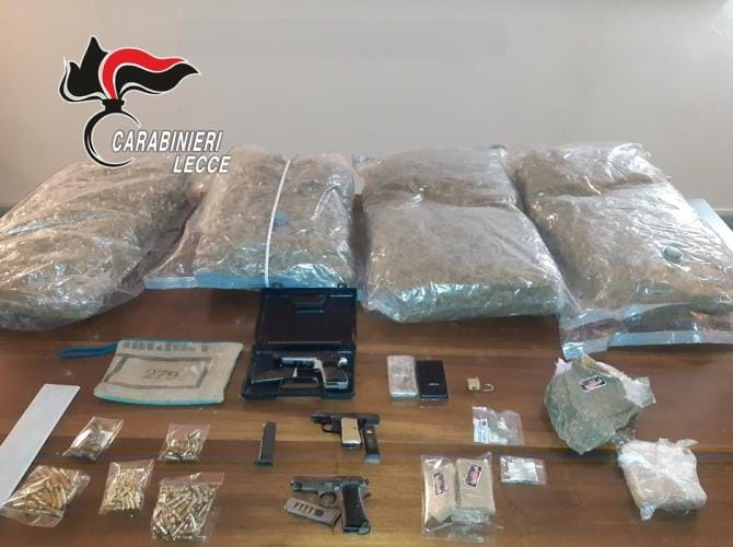 Lecce, 20 chili di droga e armi nascosti nel ripostiglio di casa: si cerca un 27enne