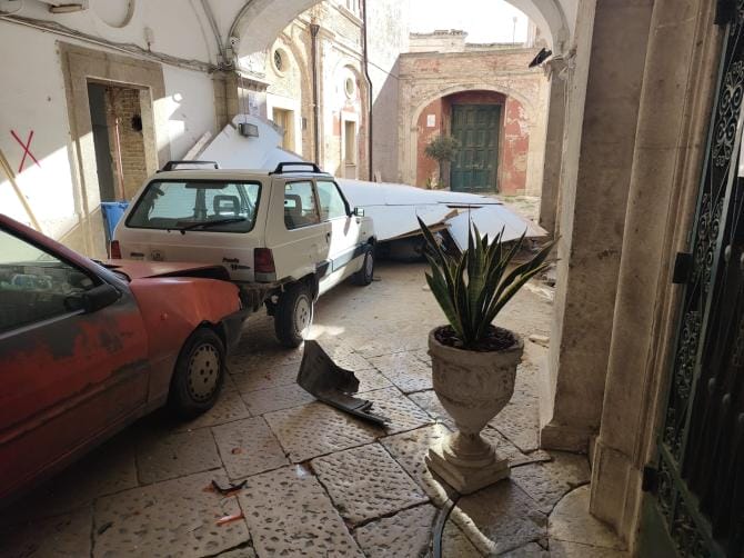 San Severo, gli vietano l’accesso perché senza green pass e fa irruzione con l’auto nel Municipio