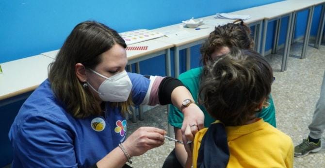 Covid, a Bari e provincia il tasso d’incidenza scende del 20,5% in una settimana. Somministrati quasi 3 milioni di vaccini