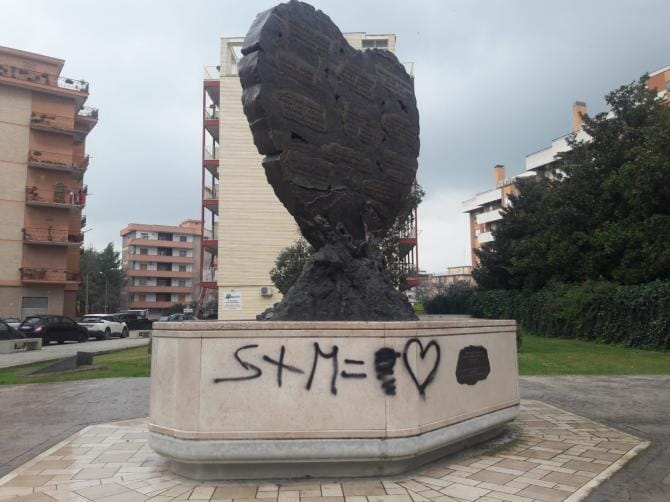 Foggia, imbrattato con vernice il monumento in ricordo delle vittime di viale Giotto
