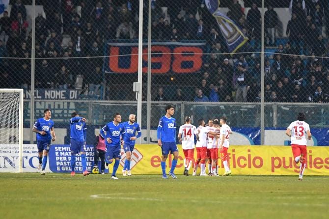 Il Catanzaro vince con l’aiuto dell’arbitro. Ma la Fidelis Andria c’è