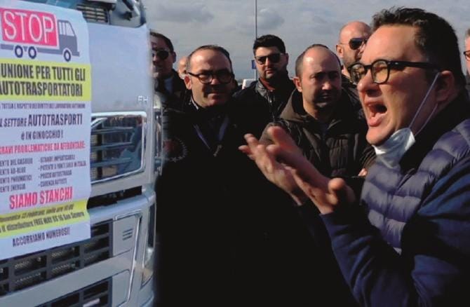 Costo del gasolio, la protesta degli autotrasportatori a Foggia: «Non riusciamo più a stare nei costi»
