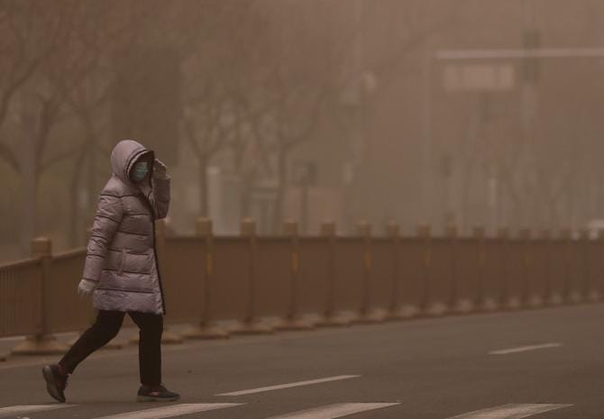 Lo smog aumenta il rischio di mortalità per Covid: lo studio dell’Università di Bari